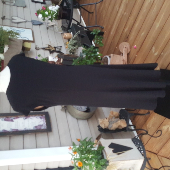 RONNI NICOLE ♡ Absolutely Gorgeous is This Comfy Sexy Black V Neck Dress 12 - Picture 8 of 10